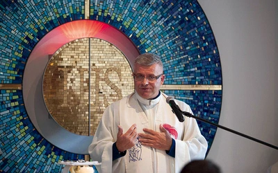 Ks. Bogdan Peć MSF specjalista psychoterapii uzależnień, psychoterapeuta. Urodził się 31 października 1964 roku w Radzyminie. Do Zgromadzenia Misjonarzy Świętej Rodziny wstąpił 20 sierpnia 1984 roku. Święcenia kapłańskie przyjął 15 czerwca 1991 roku w WSD Misjonarzy Świętej Rodziny w Kazimierzu Biskupim koło Konina. W latach 1993–1994 odbył studia podyplomowe na Katolickim Uniwersytecie Lubelskim z poradnictwa i psychoterapii. W latach 2005–2010 uczestniczył w całościowym szkoleniu do uzyskania specjalizac…