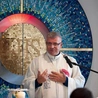 Ks. Bogdan Peć MSF specjalista psychoterapii uzależnień, psychoterapeuta. Urodził się 31 października 1964 roku w Radzyminie. Do Zgromadzenia Misjonarzy Świętej Rodziny wstąpił 20 sierpnia 1984 roku. Święcenia kapłańskie przyjął 15 czerwca 1991 roku w WSD Misjonarzy Świętej Rodziny w Kazimierzu Biskupim koło Konina. W latach 1993–1994 odbył studia podyplomowe na Katolickim Uniwersytecie Lubelskim z poradnictwa i psychoterapii. W latach 2005–2010 uczestniczył w całościowym szkoleniu do uzyskania specjalizac…