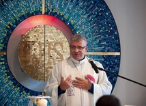 Ks. Bogdan Peć MSF specjalista psychoterapii uzależnień, psychoterapeuta. Urodził się 31 października 1964 roku w Radzyminie. Do Zgromadzenia Misjonarzy Świętej Rodziny wstąpił 20 sierpnia 1984 roku. Święcenia kapłańskie przyjął 15 czerwca 1991 roku w WSD Misjonarzy Świętej Rodziny w Kazimierzu Biskupim koło Konina. W latach 1993–1994 odbył studia podyplomowe na Katolickim Uniwersytecie Lubelskim z poradnictwa i psychoterapii. W latach 2005–2010 uczestniczył w całościowym szkoleniu do uzyskania specjalizac…