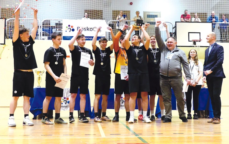 Zwycięska drużyna najstarszych zawodników – z Pietrzykowic.