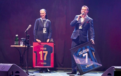 	Prócz koncertu atrakcją była również licytacja koszulek znanych sportowców.