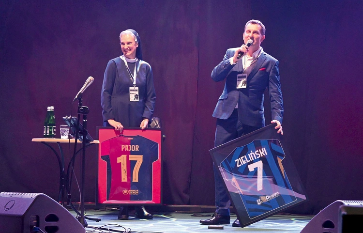 	Prócz koncertu atrakcją była również licytacja koszulek znanych sportowców.