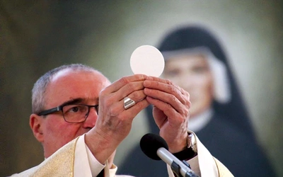 	– Boże, dziękujemy za tę prostą, świętą nauczycielkę – s. Faustynę. Twoje miłosierdzie chcemy głosić swoim życiem – mówił biskup płocki podczas Mszy św.
