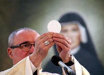 	– Boże, dziękujemy za tę prostą, świętą nauczycielkę – s. Faustynę. Twoje miłosierdzie chcemy głosić swoim życiem – mówił biskup płocki podczas Mszy św.