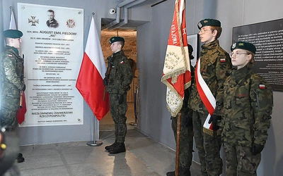 W dawnym więzieniu mokotowskim złożono kwiaty pod tablicą upamiętniającą „Nila”.