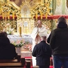 Każdy z uczestników może otrzymać indywidualne błogosławieństwo Najświętszym Sakramentem. 