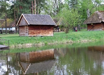 	Mogą to być zdjęcia z wydarzeń, wystaw, obiektów muzealnych i otaczających je krajobrazów.