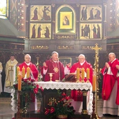 Wraz z biskupem modlili się kapłani, licznie przybyłe siostry dominikanki oraz miejscowi parafianie.