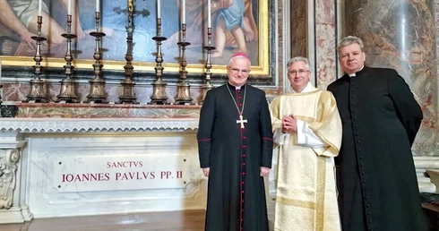 Dk. Norbert Ryznar wraz z bp. Markiem Mendykiem oraz swoim proboszczem ks. Andrzejem Ćwikiem przy grobie Jana Pawła II.