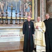 Dk. Norbert Ryznar wraz z bp. Markiem Mendykiem oraz swoim proboszczem ks. Andrzejem Ćwikiem przy grobie Jana Pawła II.