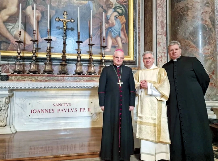 Dk. Norbert Ryznar wraz z bp. Markiem Mendykiem oraz swoim proboszczem ks. Andrzejem Ćwikiem przy grobie Jana Pawła II.