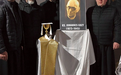 Kożuchowscy kapłani przy fotografii ks. Guzego.