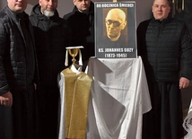 Kożuchowscy kapłani przy fotografii ks. Guzego.