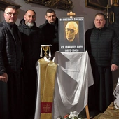 Kożuchowscy kapłani przy fotografii ks. Guzego.