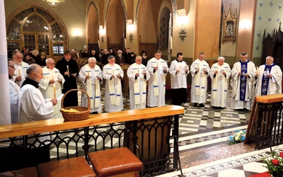 	Zakonnicy posługują w świątyni od 1951 roku.