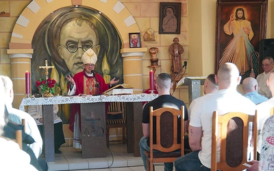 Kaplicę więzienną zdobi wizerunek św. Maksymiliana M. Kolbego.