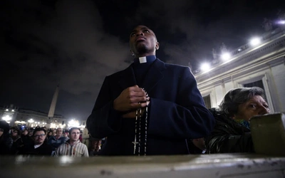 Watykan: kard. Tagle przewodniczył różańcowej modlitwie w intencji Franciszka