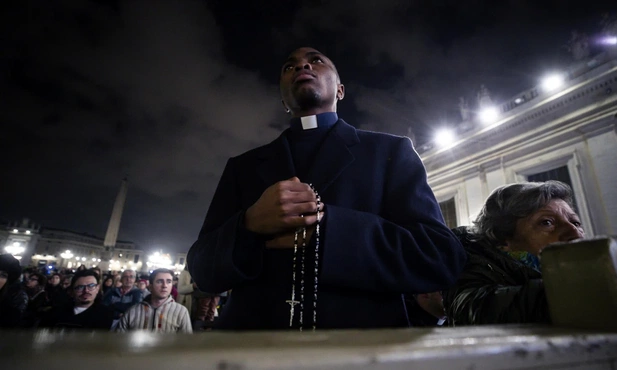 Watykan: kard. Tagle przewodniczył różańcowej modlitwie w intencji Franciszka
