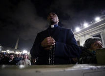Watykan: kard. Tagle przewodniczył różańcowej modlitwie w intencji Franciszka