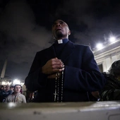 Watykan: kard. Tagle przewodniczył różańcowej modlitwie w intencji Franciszka