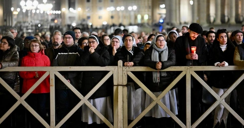 Dziekan Kolegium Kardynalskiego przewodniczył modlitwie o zdrowie papieża