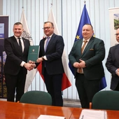 Umowę podpisali Rafał Rajkowski i Radosław Witkowski.