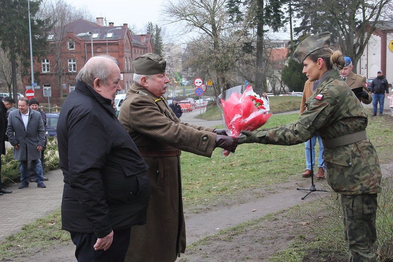 Uroczystości pod pomnikiem rotm. Pileckiego w Koszalinie