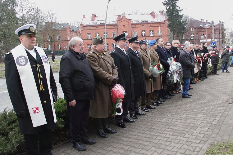 Uroczystości pod pomnikiem rotm. Pileckiego w Koszalinie