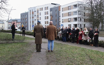 Uroczystości pod pomnikiem rotm. Pileckiego w Koszalinie