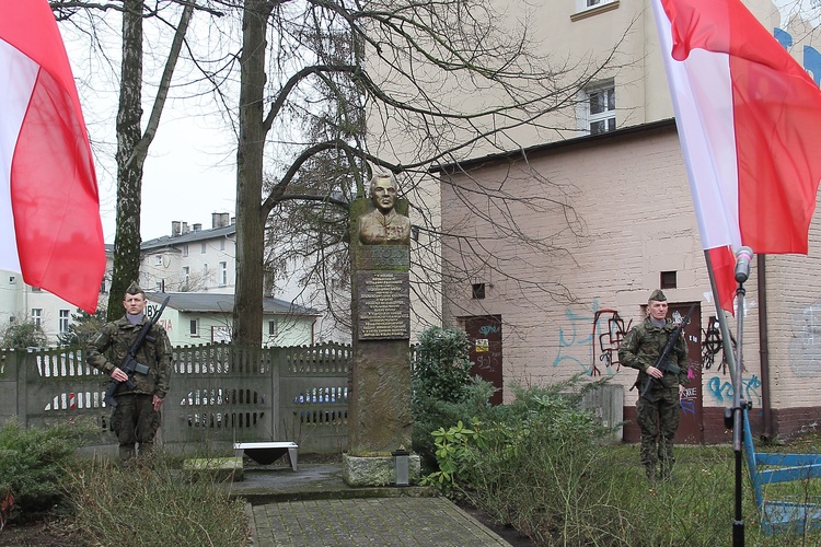 Uroczystości pod pomnikiem rotm. Pileckiego w Koszalinie