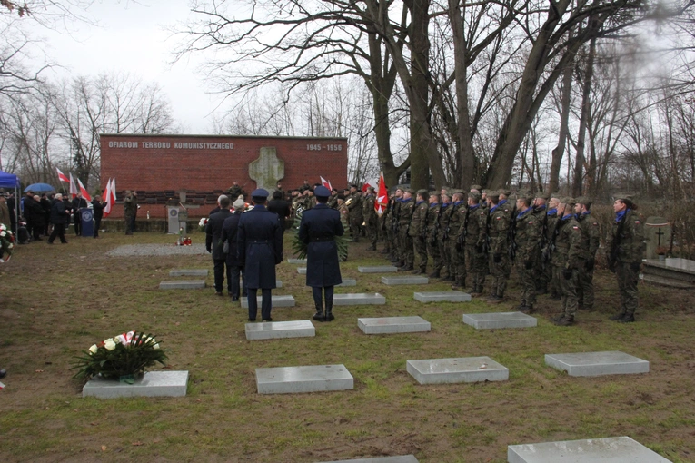 Te pola urągały pamięci naszych bohaterów