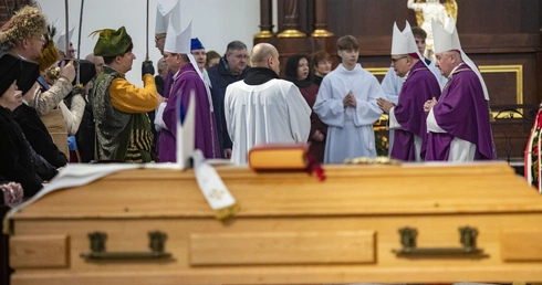 Pogrzeb bp. Kazimierza Romaniuka, cz. 1