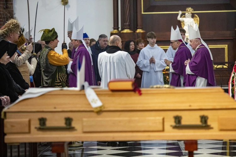 Pogrzeb bp. Kazimierza Romaniuka, cz. 1