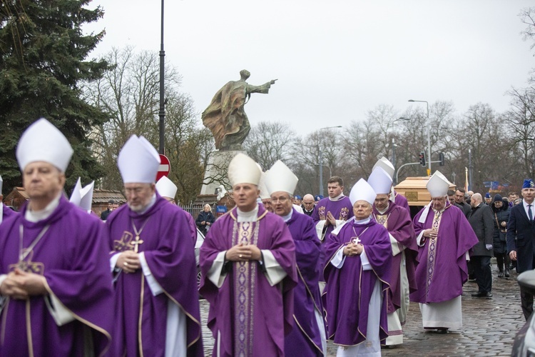 Pogrzeb bp. Kazimierza Romaniuka, cz. 2