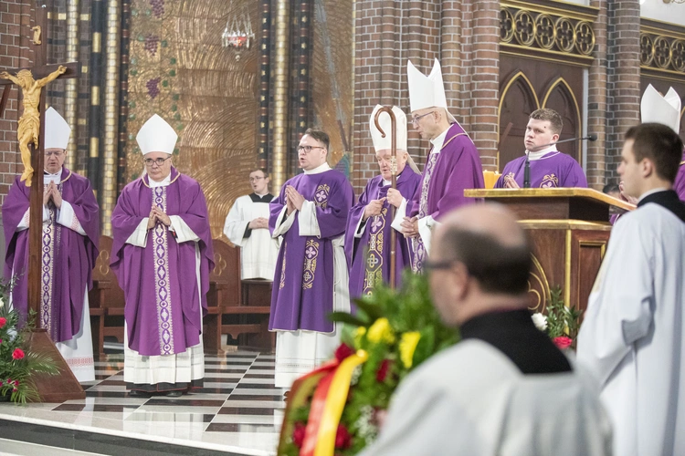 Pogrzeb bp. Kazimierza Romaniuka, cz. 2