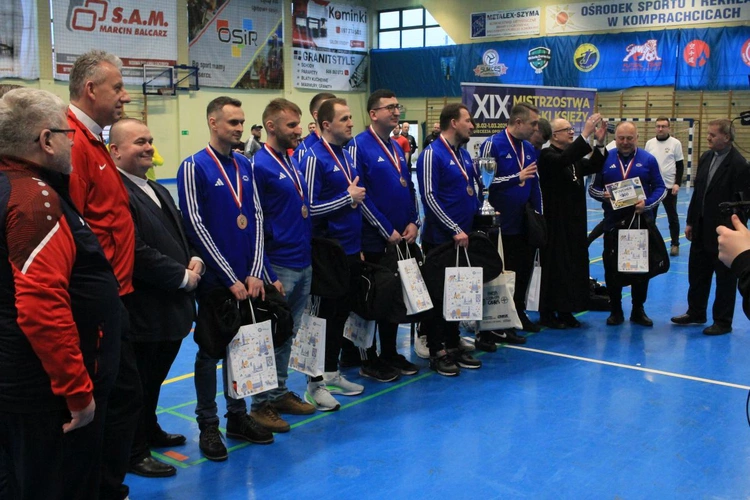 Ceremonia wręczenia medali i nagród XIX Mistrzostw Polski Księży w Piłce Nożnej Halowej