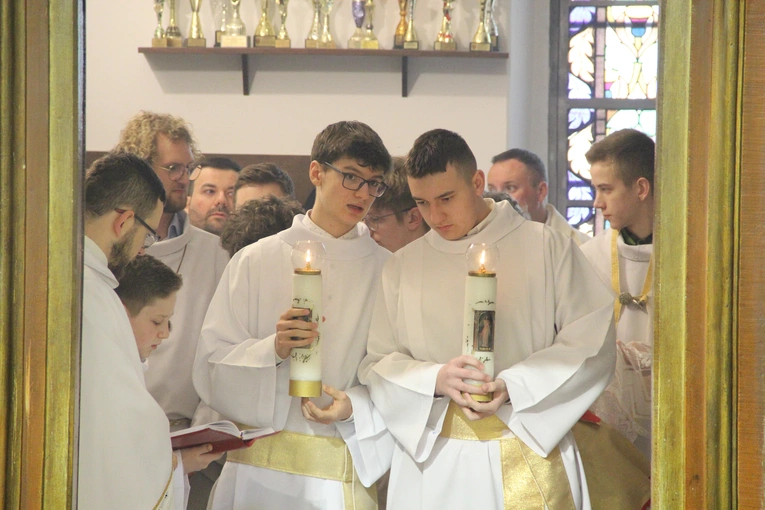 Mystków. Błogosławieństwo nowych lektorów dekanatu Nowy Sącz-Wschód