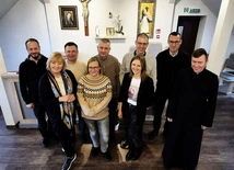 Kandydaci do diakonatu stałego wraz z żonami na spotkaniu formacyjnym