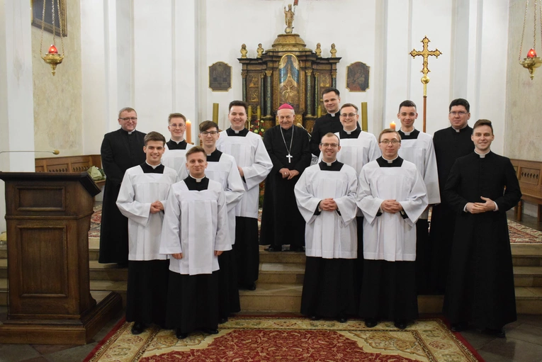 Posługi w drodze ku kapłaństwu