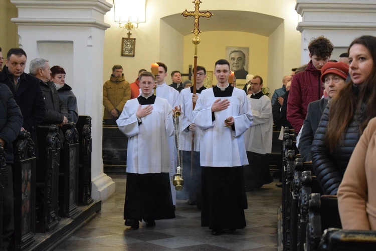 Posługi w drodze ku kapłaństwu