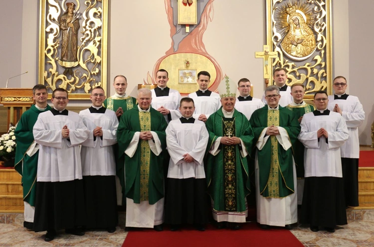 Alumni z bp. Markiem Solarczykiem, zarządem WSD i diakonami.