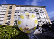 Stan papieża Franciszka jest stabilny, nie ma potrzeby wentylacji mechanicznej