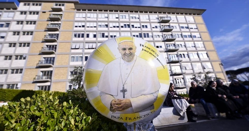 Stan papieża Franciszka jest stabilny, nie ma potrzeby wentylacji mechanicznej