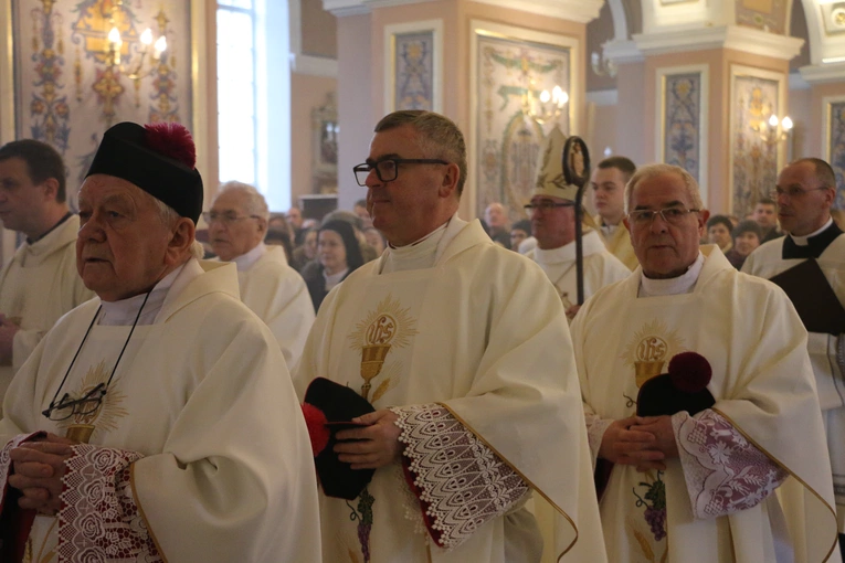 Mława. Konsekrecja ołtarza w parafii pw. św. Stanisława BM - cz. I