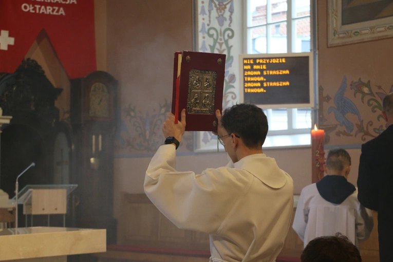 Mława. Konsekrecja ołtarza w parafii pw. św. Stanisława BM - cz. I