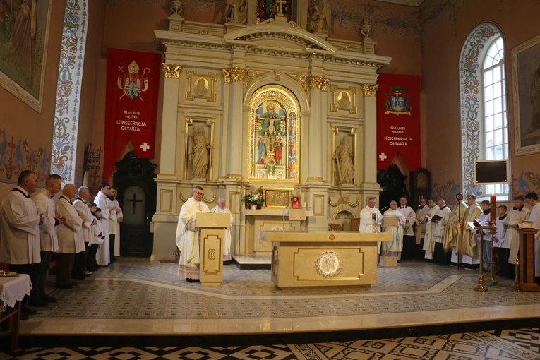 Mława. Konsekrecja ołtarza w parafii pw. św. Stanisława BM - cz. I