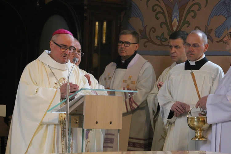Mława. Konsekrecja ołtarza w parafii pw. św. Stanisława BM - cz. I