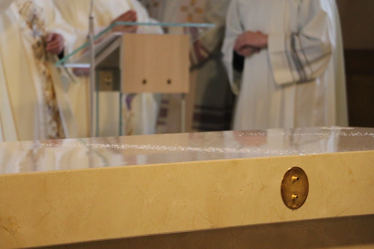 Mława. Konsekrecja ołtarza w parafii pw. św. Stanisława BM - cz. I