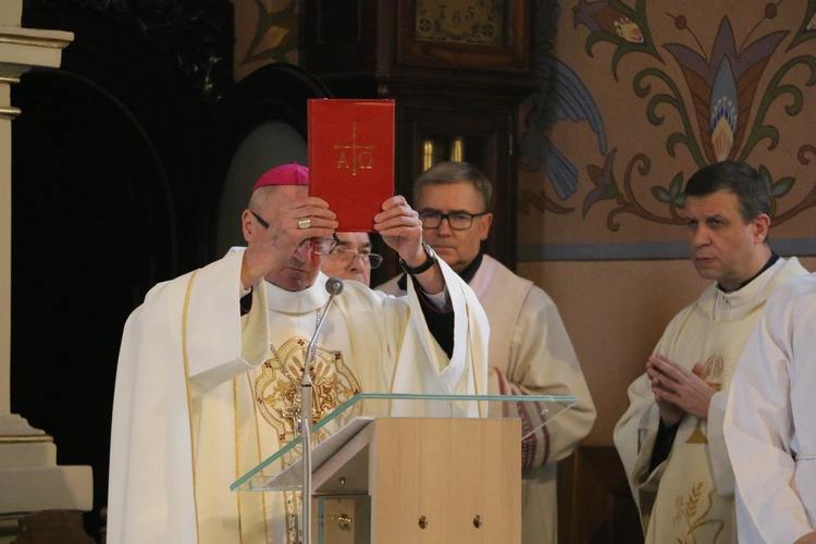 Mława. Konsekrecja ołtarza w parafii pw. św. Stanisława BM - cz. I