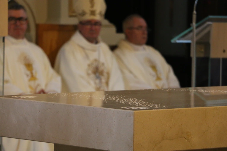 Mława. Konsekrecja ołtarza w parafii pw. św. Stanisława BM - cz. I